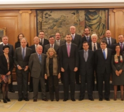 Fotografía de Su Alteza Real el Príncipe con la representación del Club Financiero Génova